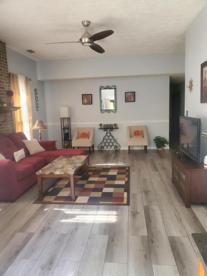 Cozy Indy Home インディアナポリス エクステリア 写真